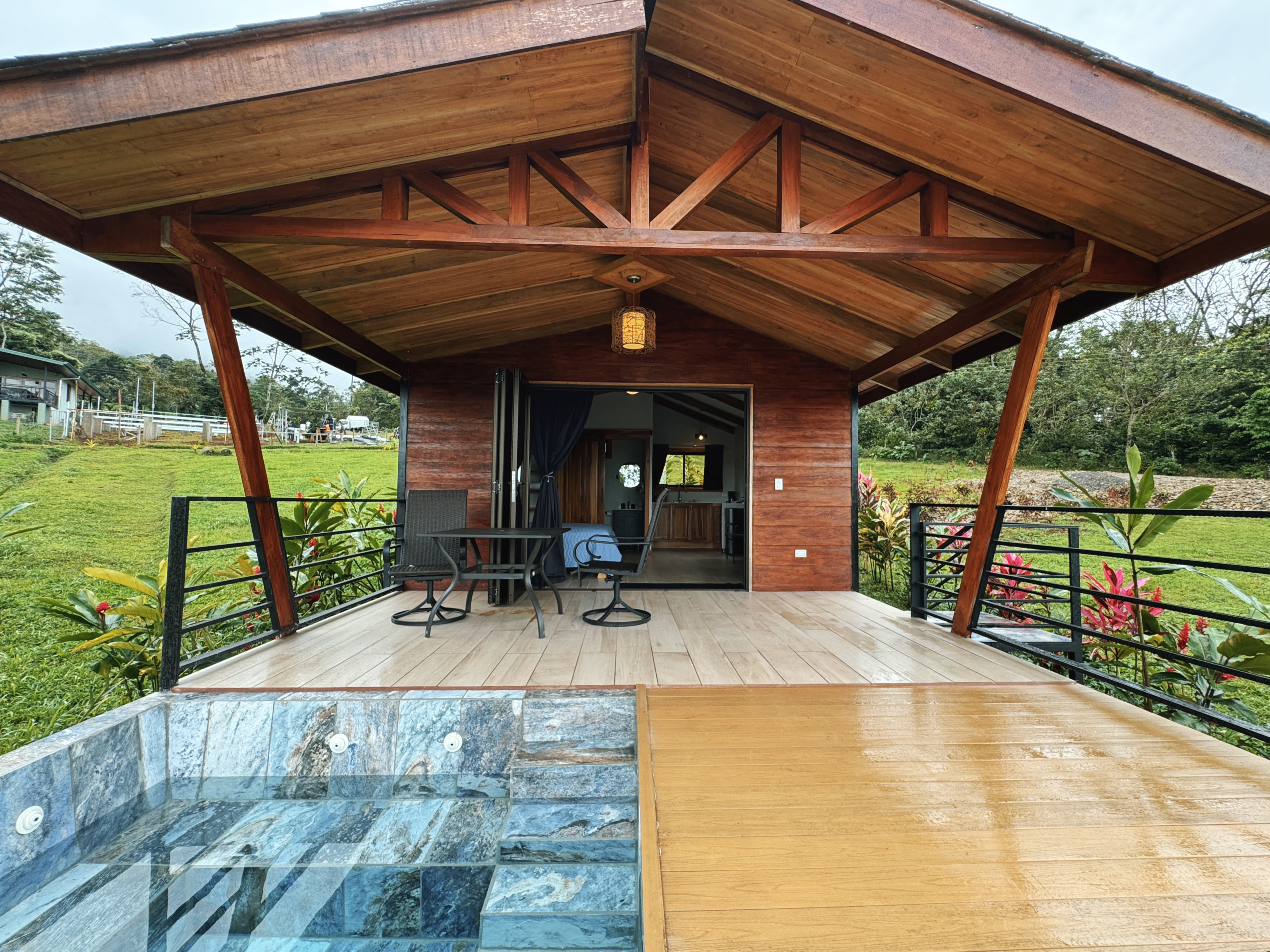 Terraza privada de Eco Village rodeada de bosque tropical