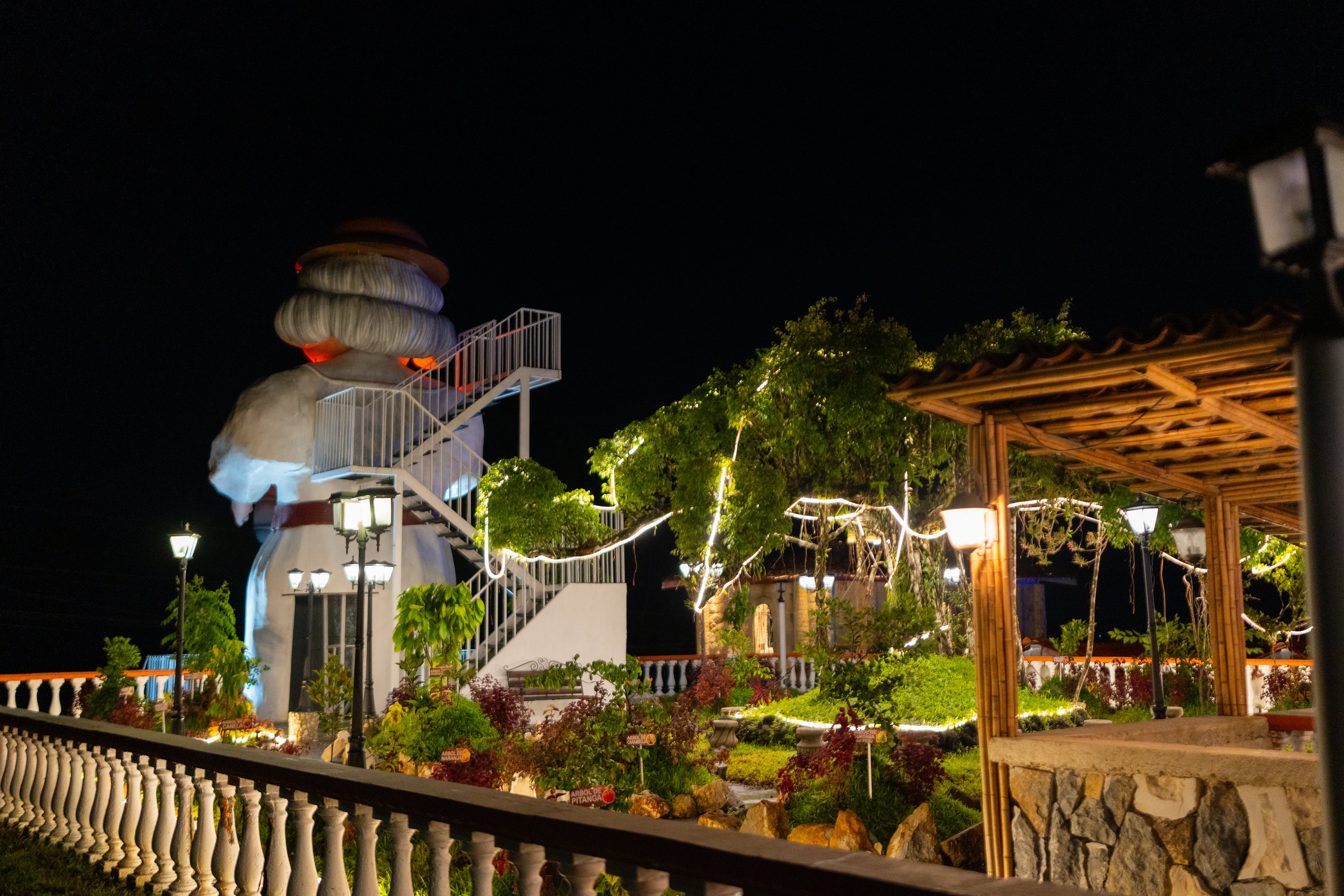 Jardin y mirador con vista al Arenal